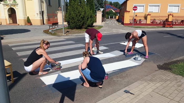 Így készült Sajóörös különleges, lebegő zebrája 3