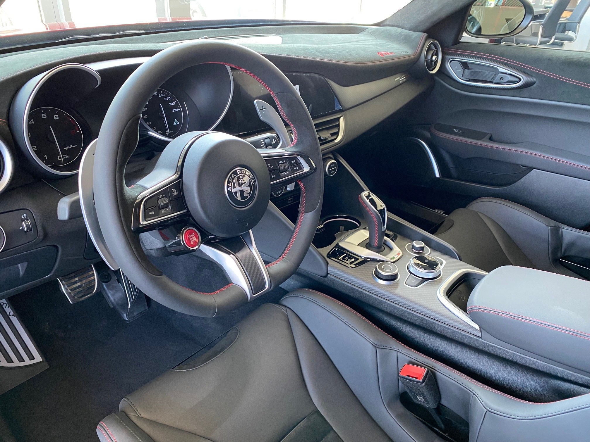 Ezért az Alfa Romeóért minden vevő azonnal adott 80 milliót 4