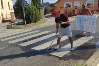 Így készült Sajóörös különleges, lebegő zebrája