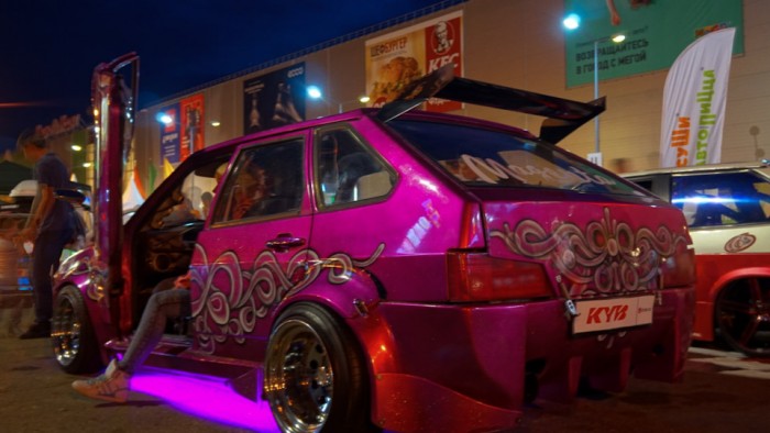 A Halálos iramban legszebb éveit idézi ez a csajosra tuningolt Lada 2