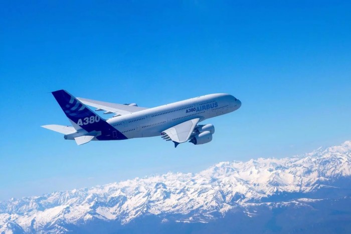 Elárverezik az óriásrepülőt, egy darabjára te is lecsaphatsz