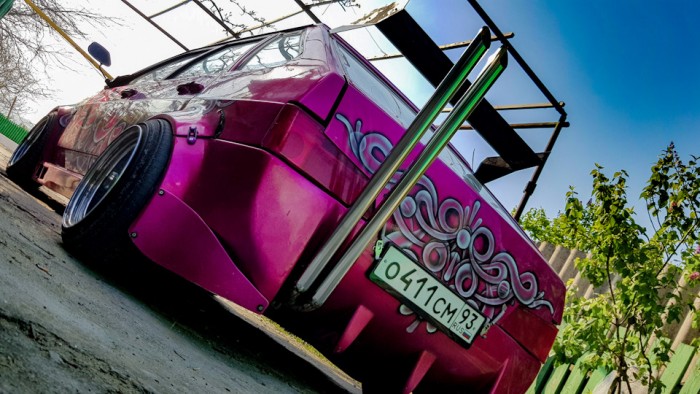 A Halálos iramban legszebb éveit idézi ez a csajosra tuningolt Lada 3