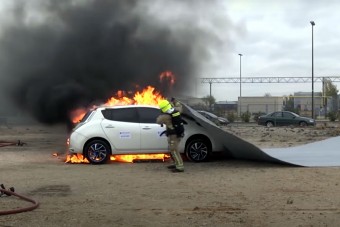 Paplannal küzdenek az autótűz ellen