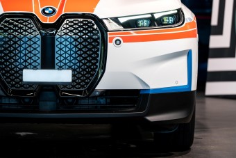 Rendőrruhába bújtatták a legnagyobb villany-BMW-t