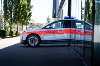 Rendőrruhába bújtatták a legnagyobb villany-BMW-t 11