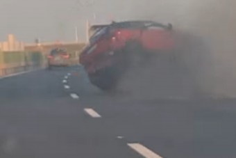 Suzukit borított egy BMW-s az M1-esen, aztán simán elhajtott