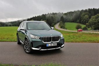 Jobban csinálja, mint a nagyok? – BMW X1 és iX1