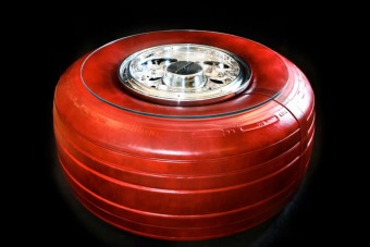 Legendás repülőgép előtt tiszteleg ez a menő asztal