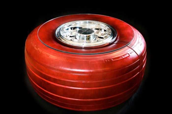 Legendás repülőgép előtt tiszteleg ez a menő asztal