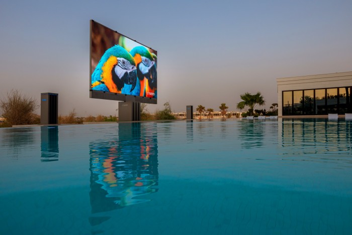 Önmagában is látványos az ötméteres összehajtható tévé 2