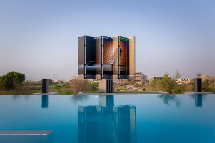 Önmagában is látványos az ötméteres összehajtható tévé