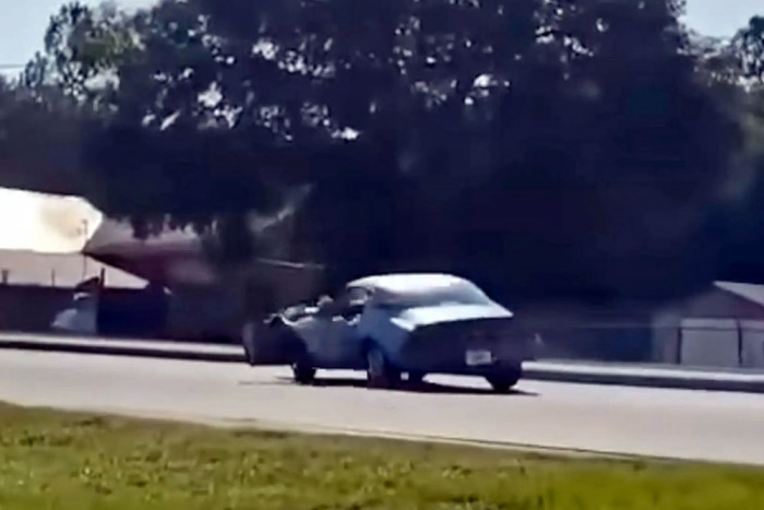 Úgy nyomta neki, hogy kiesett a kormány mögül