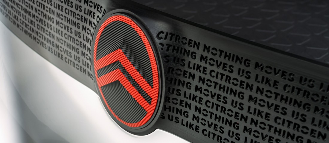 Megint új logót kap egy autógyártó