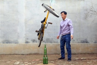 Látszólag semmibe veszi a fizika törvényeit a kínai férfi