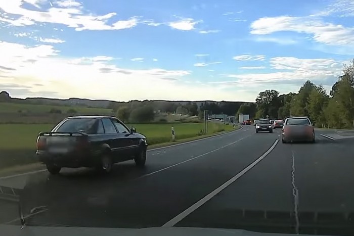 Pofátlan és veszélyes előzés Zircnél, azonnal jött a pofon