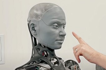 Őszintén röhögő robotokat fejlesztenek a japánok