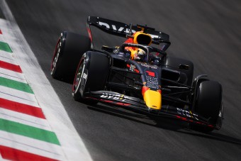 Büntetéshullámmal indul az F1-hétvége, Verstappen is érintett