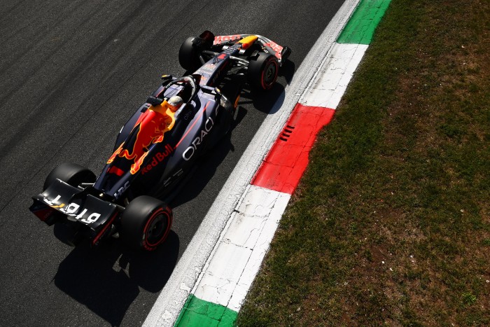 F1: Őrület, majdnem a mezőny felét megbüntették