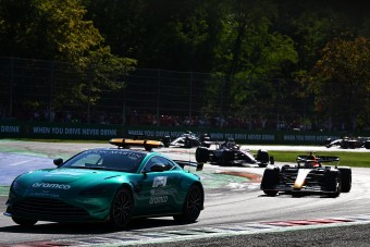 F1: Elmondták, miért biztonsági autó mögött intették le az Olasz Nagydíjat