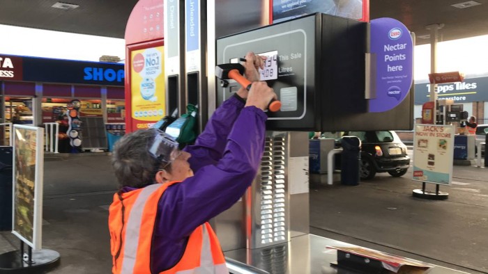 Aktivisták verik szét a benzinkutakat Angliában 1