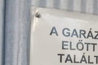 Kreatív üzenetet rakott a garázsra, hogy ne parkoljanak elé mások