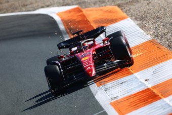 F1: Leclerc vezet, veszélyes lehet a Mercedes is