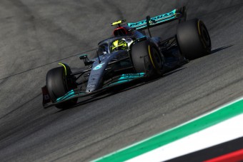 F1: Hamiltont a biztonsági autó mentette meg?