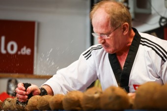 Mindent kettétör a kalapácskezű nyugdíjas