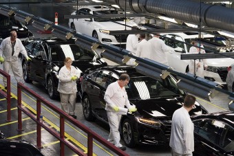 Visszaköveteli a jutalmat a dolgozóktól az autógyár