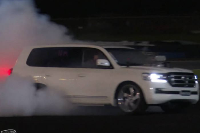 Kiégett roncsból lett gumigyilkos óriás a terepjáró Toyota