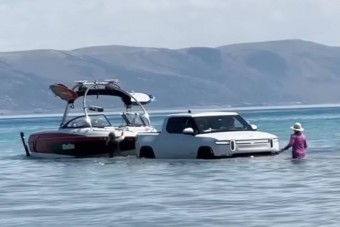 Hajót tett vízre a villanyfurgon, de nem akárhogy