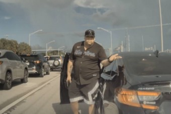 Büntetőfékezés után előkapta a pisztolyt az autós