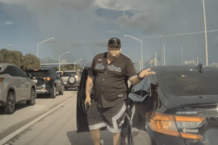 Büntetőfékezés után előkapta a pisztolyt az autós