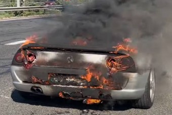 Álmai Ferrarija a tesztúton égett ki alatta