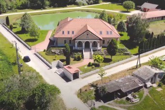 Ilyen belülről egy 830 milliós magánbirtok Budapesthez közel