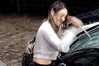 Kegyetlenül lemészárolta párja autóját a megcsalást sejtő, dühös nő