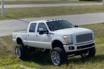 Sírva röhögős látvány, ahogy a kiemelt terepszörny elakad egy átlagos árokban