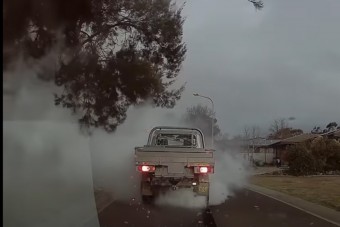 A rendőr orra előtt égette a gumit, de nem ezért vették el a jogsiját