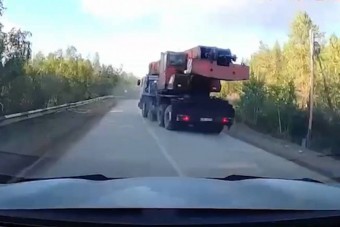 Horrorjelenet: elszabadult daru zúgott lefelé a lejtőn, az autós az életéért tolatott