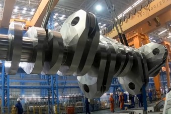 Élmény nézni, ahogy egy 109 000 lóerős dízelmotort összeraknak