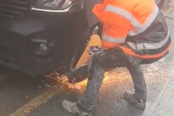 Röhögött a melós a kerékbilincsen, majd előkapta a nehéz súlyú szerszámot