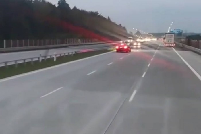 Egy gyors reflexen múlt élet és halál, szembejöttek az autópályán