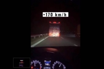 Szürreális kamionvágta az autópályán, jobbról előzött mentőt a sofőr