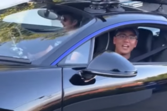 Leborotválták a milliárdos Bugatti alját egy kertkapunál