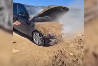 Homok és tűz harca zajlott le a Range Rover motorterében