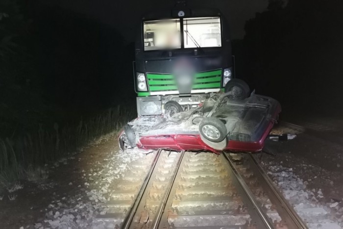 Menekült a rendőrök elől Budapesten, végül ők rángatták ki a vonat elé borult autójából