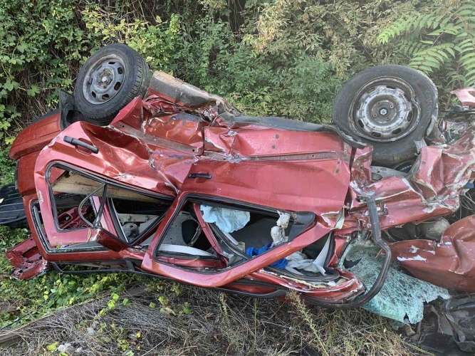 Menekült a rendőrök elől Budapesten, végül ők rángatták ki a vonat elé borult autójából 1