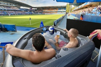 Pályaszéli jakuzziból nézték a focimeccset