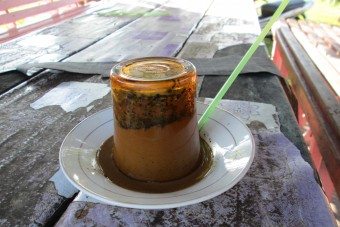 Tányérból, szívószállal isszák ezt a furcsa kávét