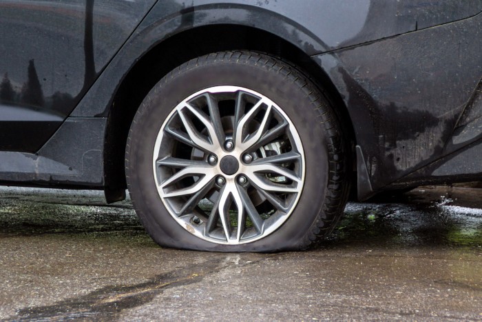 600 autóra csaptak le éjjel a “gumiterroristák”